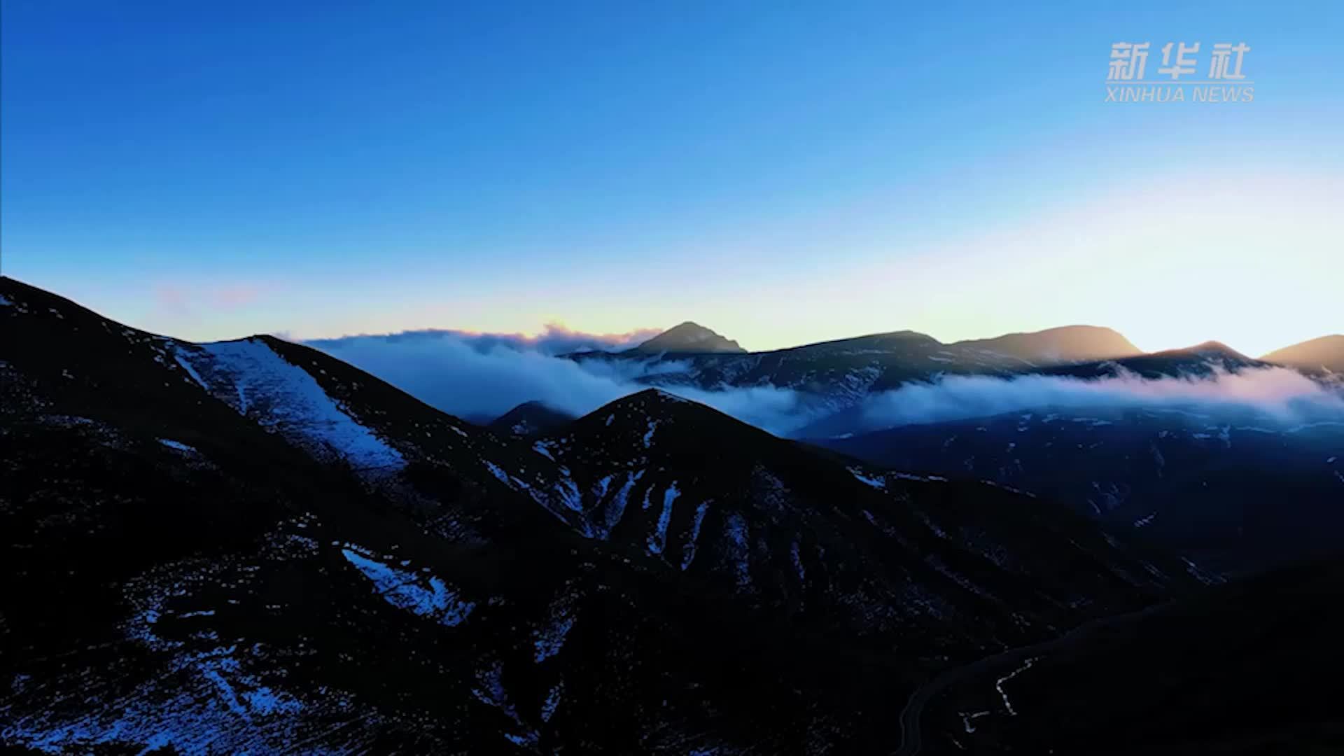 云南会泽：云海霞光映草山