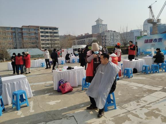 台东街道人和路社区联合青岛电视台举办“春潮2025健康市集”公益活动