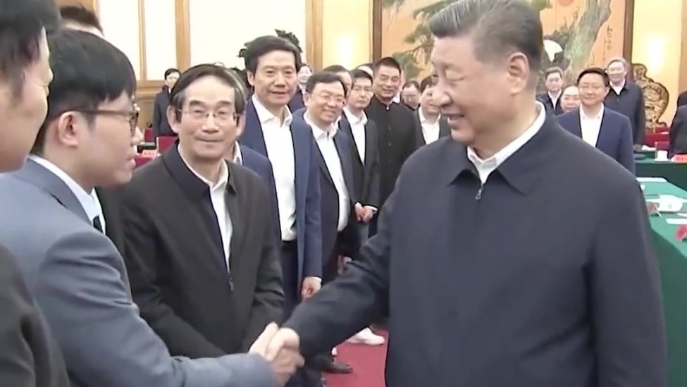 习近平来到民营企业家代表中间，同大家一一握手