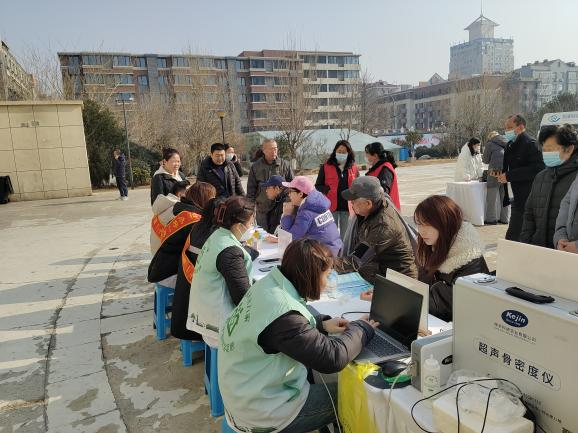 台东街道人和路社区联合青岛电视台举办“春潮2025健康市集”公益活动