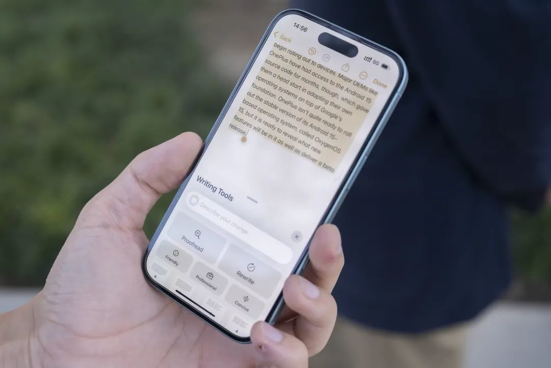 苹果 Apple Intelligence「散落」在各个应用中的 AI 能力 | 图片来源:极客公园