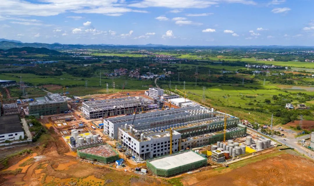 位于高新区的江西赣锋循环年产2万吨电池级碳酸锂及8万吨电池级磷酸铁项目建设现场。(记者谭建荣 摄)