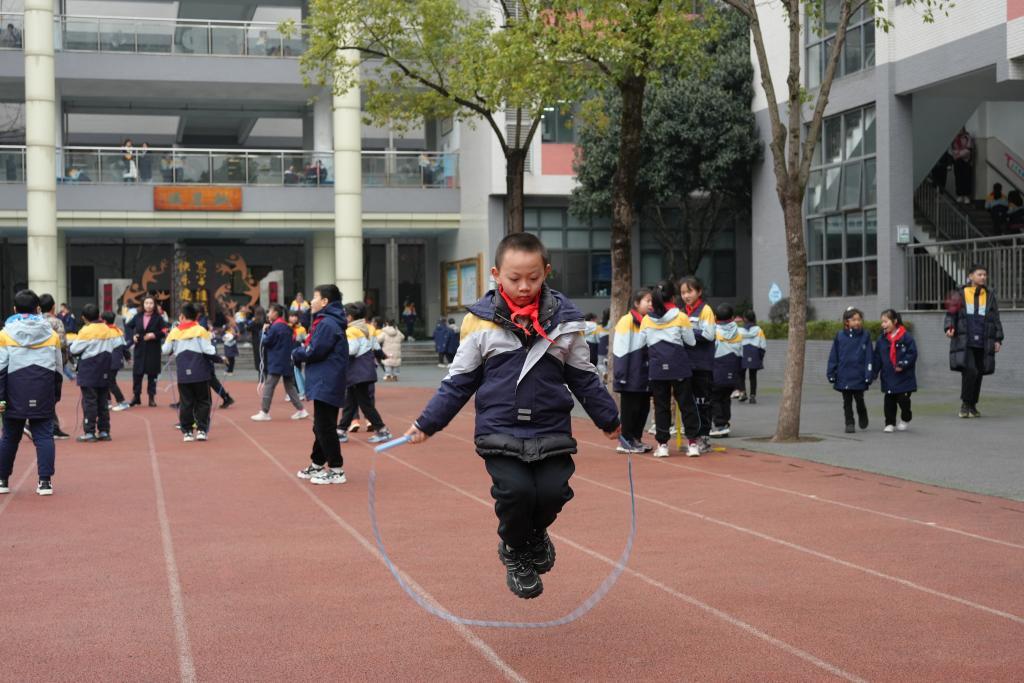2月17日，重庆市沙坪坝区新桥小学学生正在操场上进行课间活动。新华社记者周思宇 摄