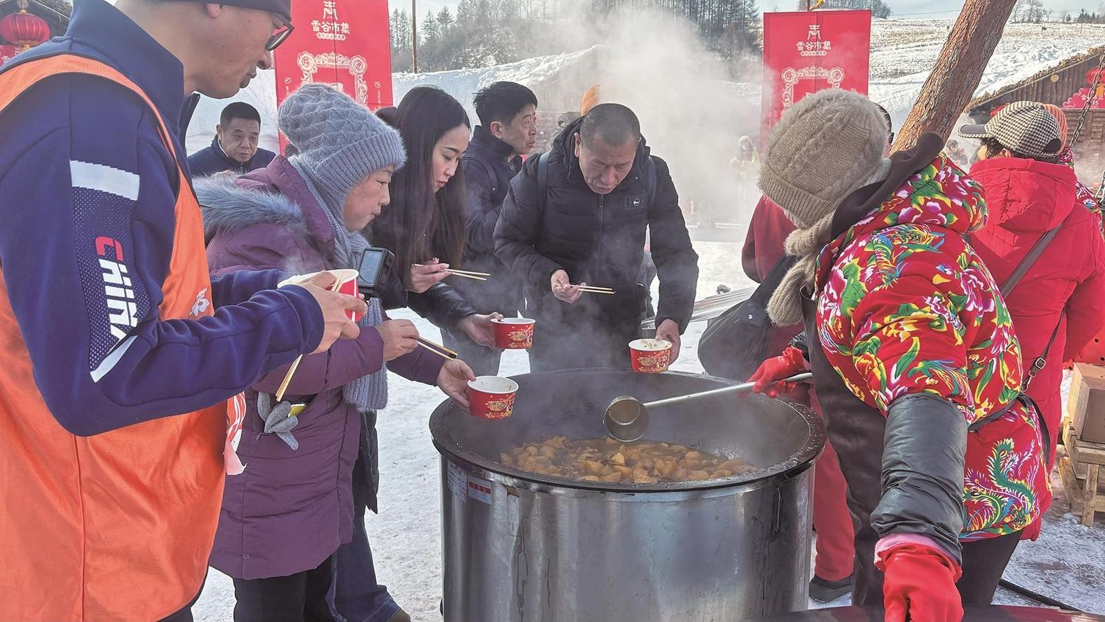 冰天雪地中品尝热气腾腾的美食，感受浓厚的年味儿。