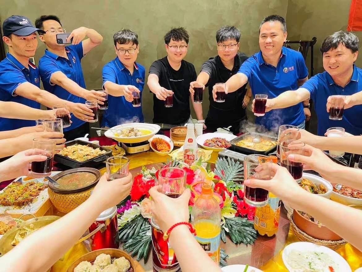 图：“非洲渔王”蒋松（右二）和团队在一起