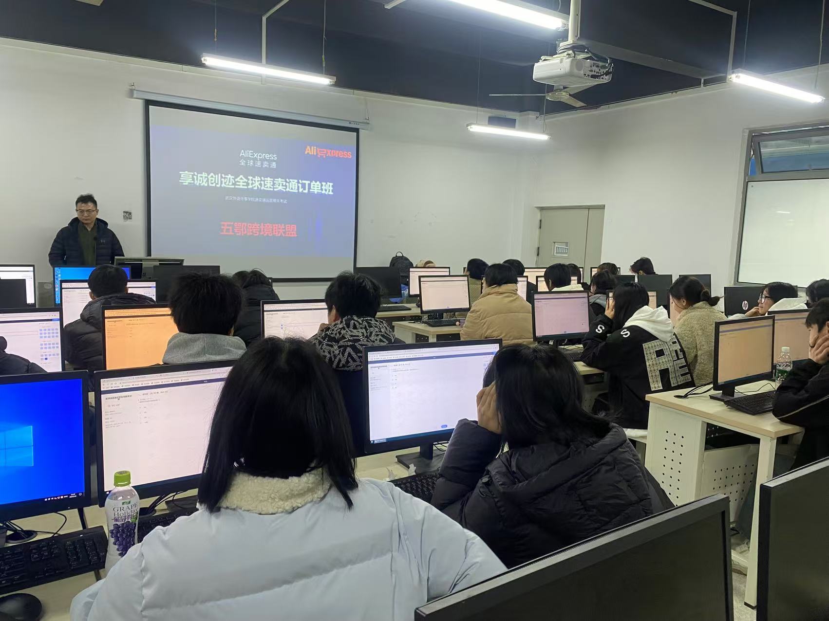 图：李文哲作为跨境电商讲师，向大学生分享经验