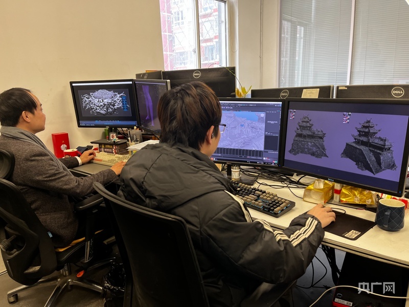 三河有鱼文化传播有限公司团队成员正在制作动画模型(央广网发 受访者供图)