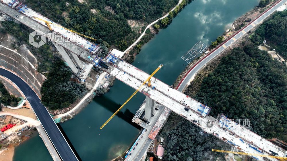 江西高速最高墩遂大高速上犹江特大桥右幅顺利合龙