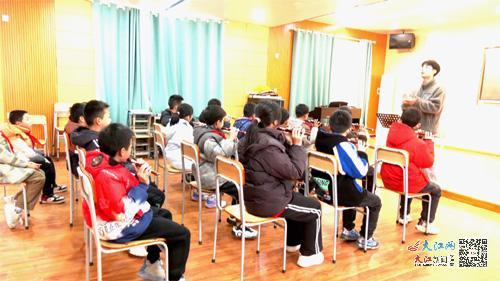 肖惠文开学第一课教孩子们吹竹笛