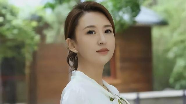 央视年轻美女主持人张蕾，为何要嫁给已经50多岁的老头？封面图