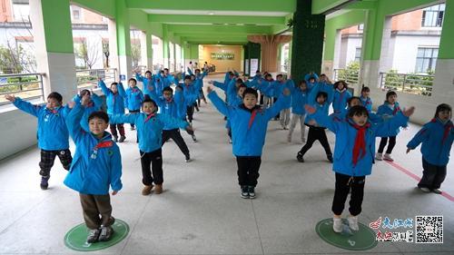 学生们在AI运动吧跳操