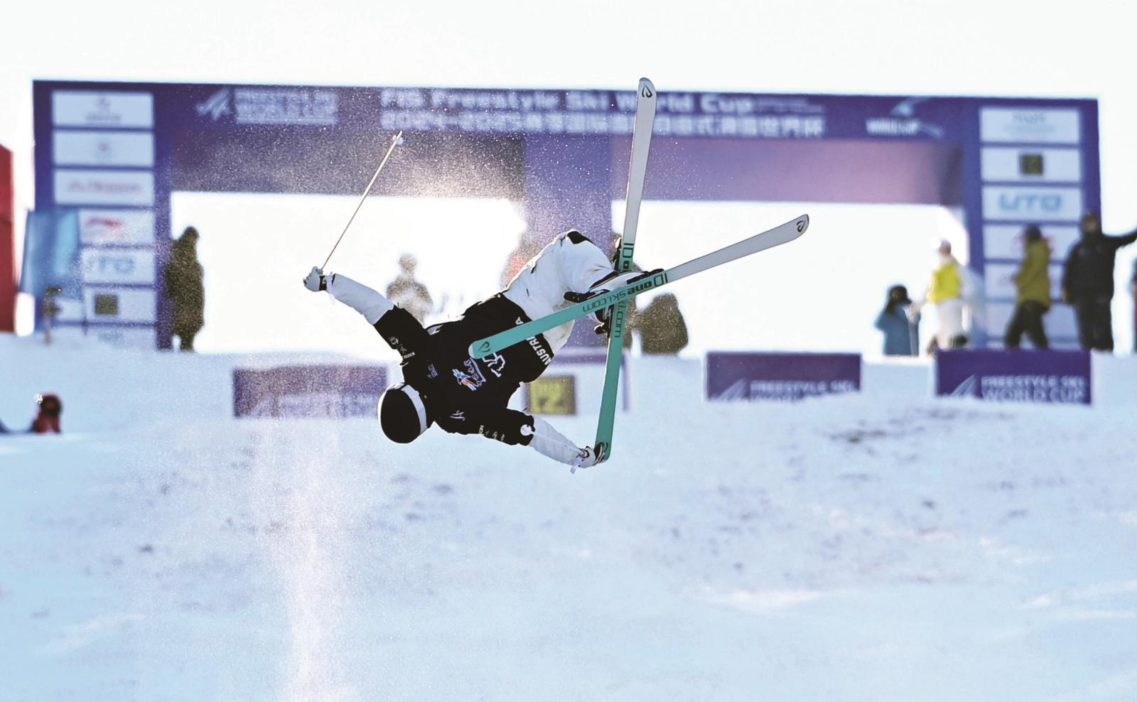 2月21日，2024—2025赛季国际雪联自由式滑雪雪上技巧世界杯在吉林北大湖滑雪场开赛。图为运动员在比赛中。 本报记者 赵博 摄