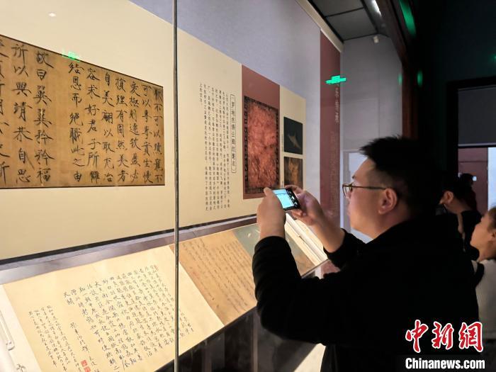 近日，在辽宁省博物馆展厅内，观众驻足观看宋徽宗赵佶的《瑞鹤图》。中新社记者 韩宏 摄