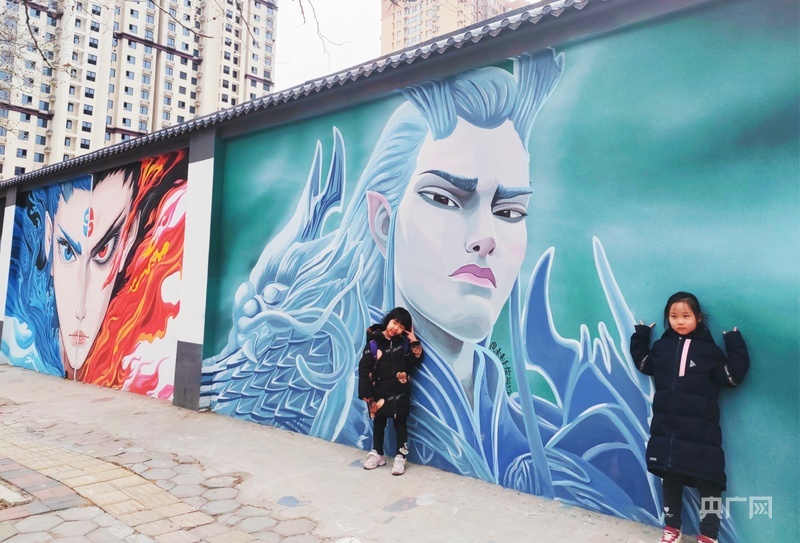 游客打卡敖光墙绘(央广网见习记者 姜丽丽 摄)