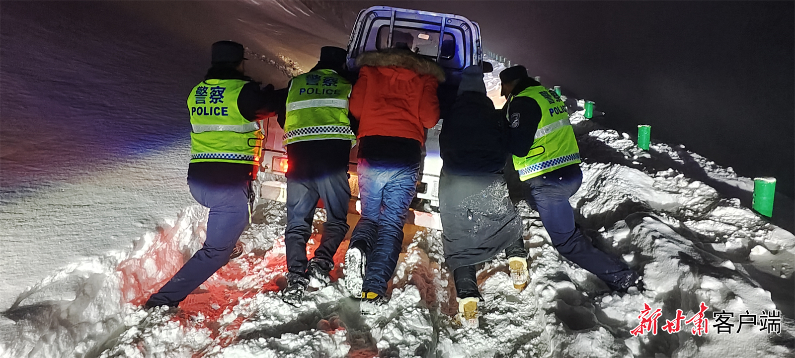 民警救助被困车辆人员(本文图片由卓尼县公安局提供)