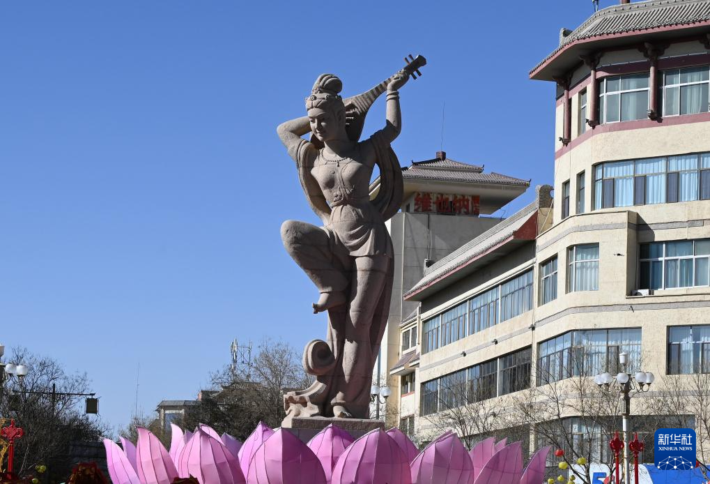 这是2025年2月12日拍摄的敦煌城市地标——反弹琵琶雕塑 新华社发(张晓亮 摄)