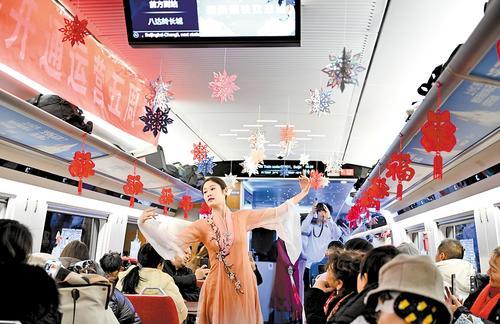 2024年12月29日，在G7831次列车上，列车员为旅客表演节目。（本报资料片） 本报记者 赵永辉摄