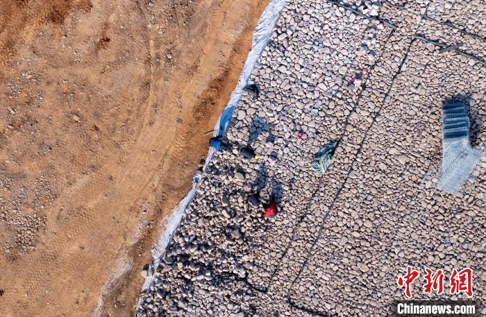 图为武安市活水乡北洺河段，施工人员正在铺设宾格石笼。(无人机照片) 李树锋 摄