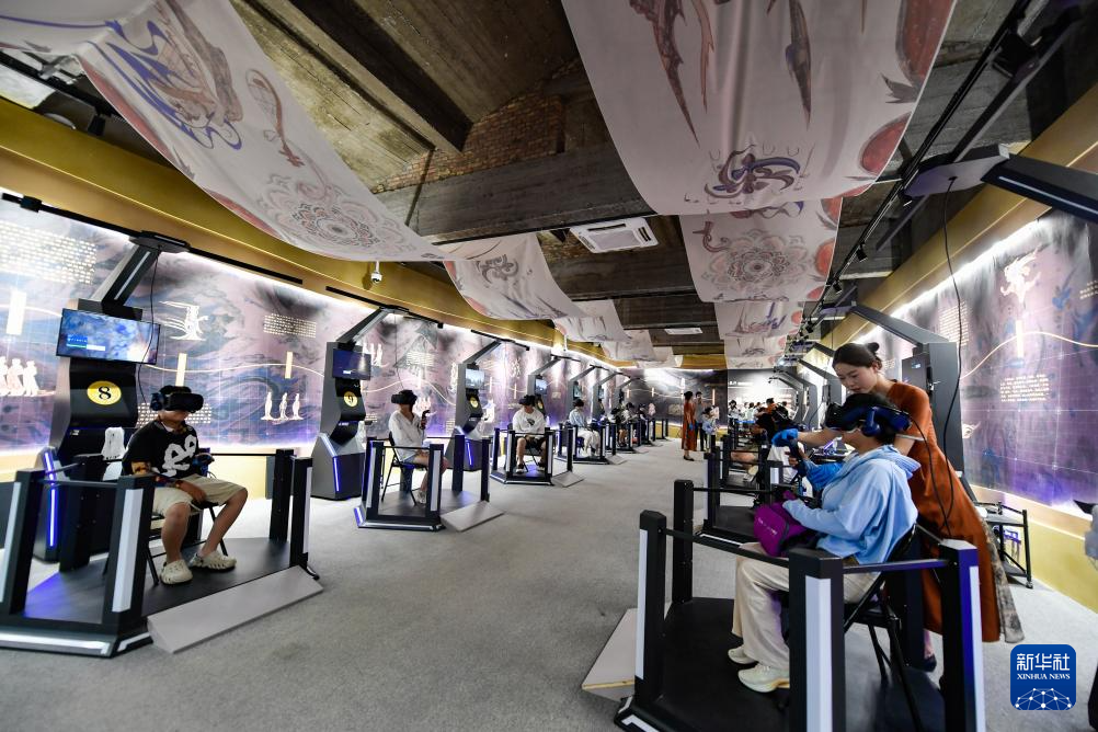2024年7月22日,游客在敦煌体验“寻境敦煌——数字敦煌沉浸展”。新华社记者 郎兵兵 摄