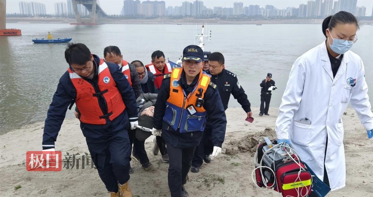 执法人员将落水男子救上岸