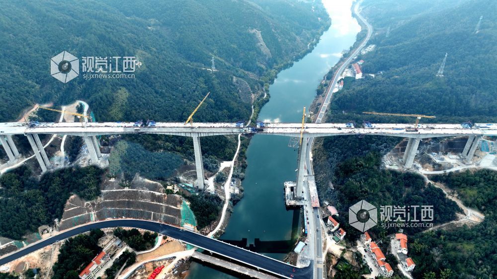 江西高速最高墩遂大高速上犹江特大桥右幅顺利合龙