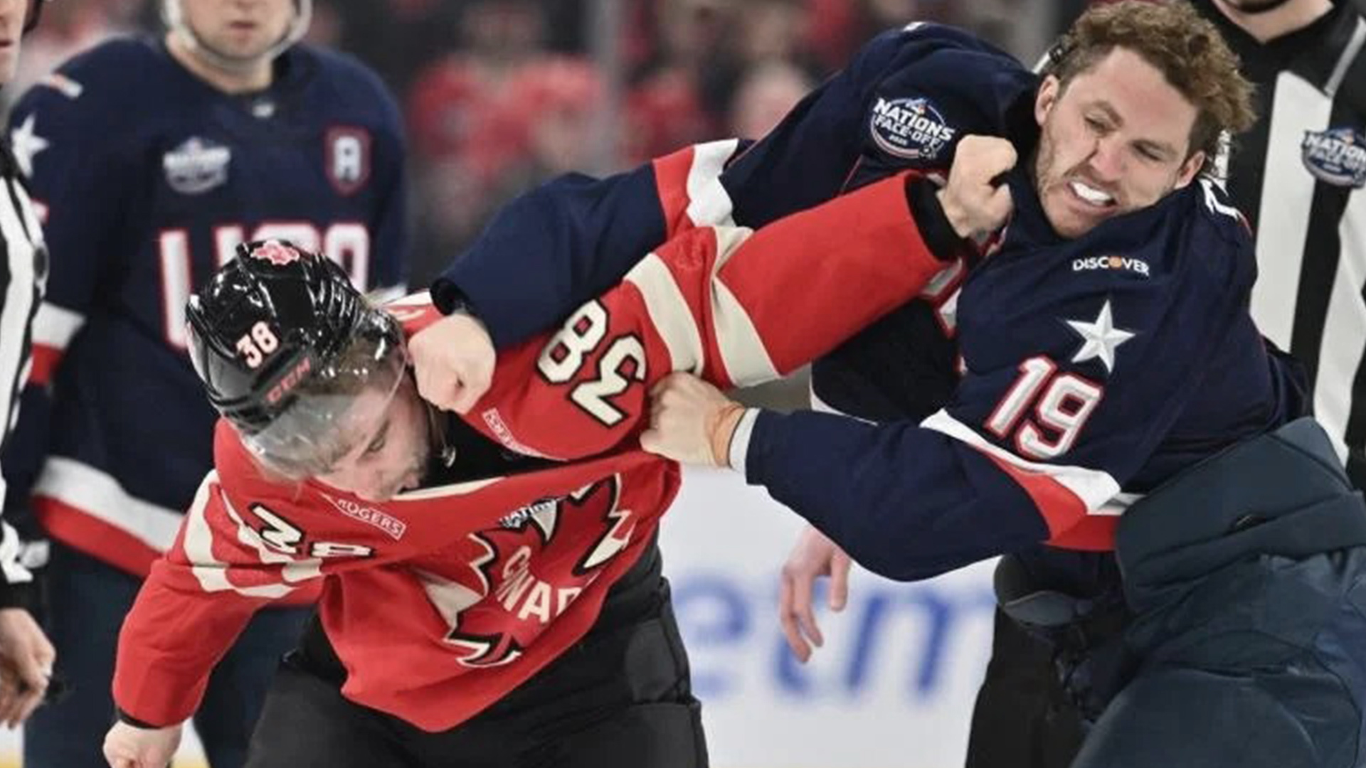 杠上了！冰球比赛美国国歌奏响时，加拿大球迷发出嘘声，一场比赛双方球员发生三次斗殴