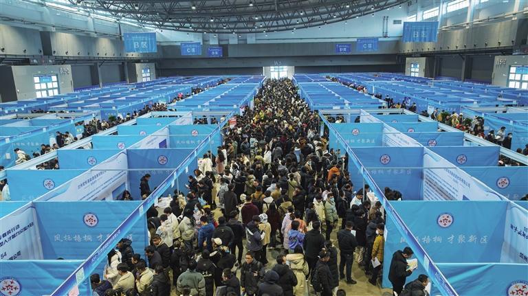 新区人才智力交流大会现场　李昕　摄