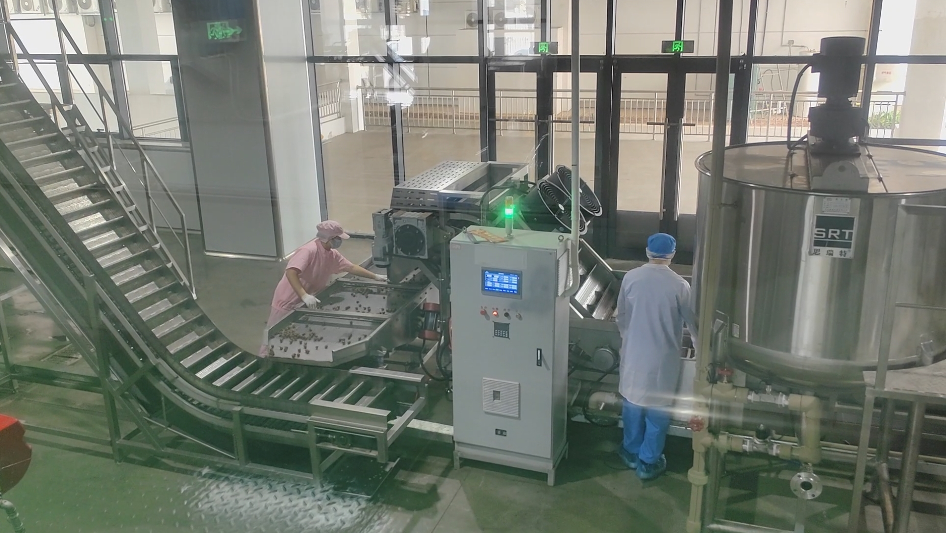 工厂车间内，工人在劳作。海南日报全媒体记者 陈彬 摄