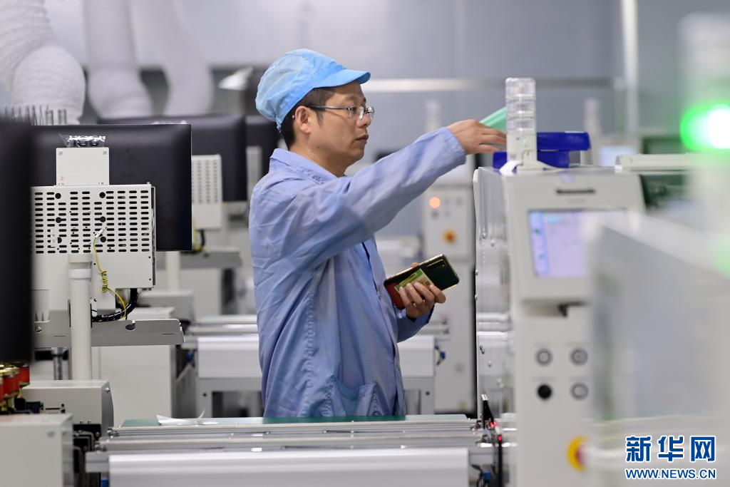 近日，位于江西省万载县工业园区内的金昱丰电子科技有限公司内，工人在智能车间封装高精密柔性基板。新华网发 邓龙华 摄