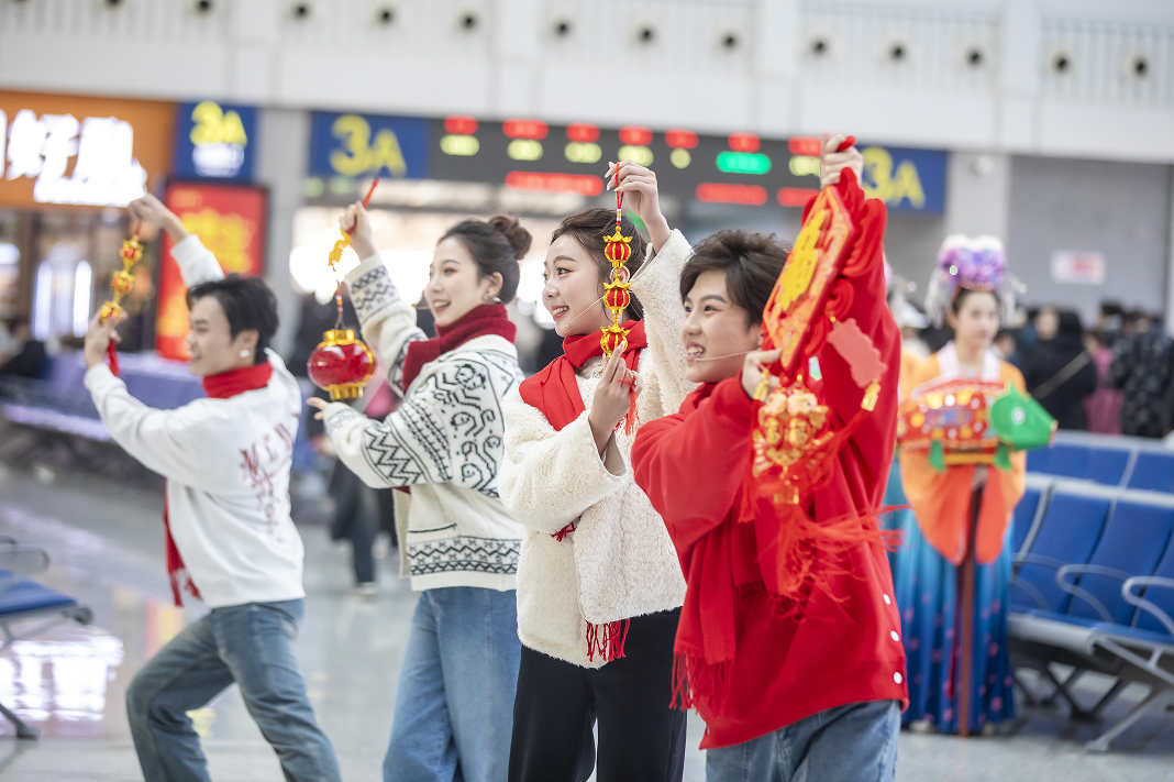 1月23日，《来赣州过客家年》让赣州西站候车旅客感受到了客家人民的热情好客。（邹阳 摄）