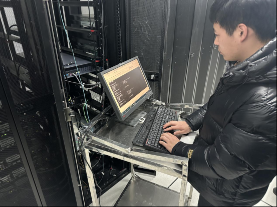 图为扬州电信工程师在部署DeepSeek大模型