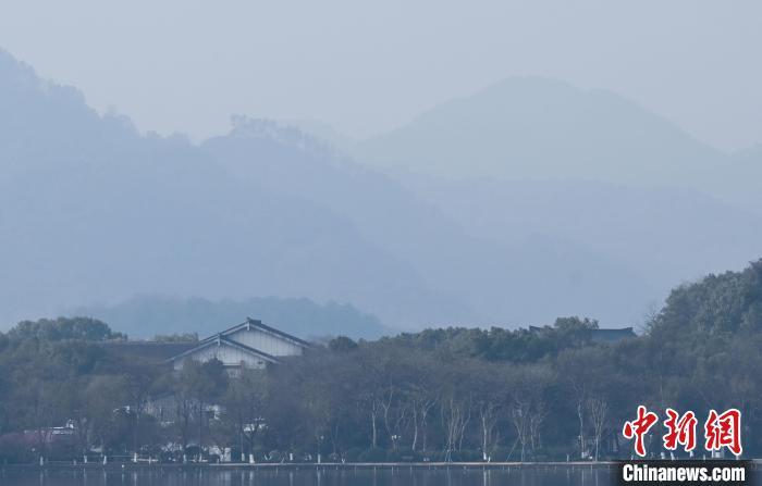 浙江杭州：清晨西湖飘渺如水墨画