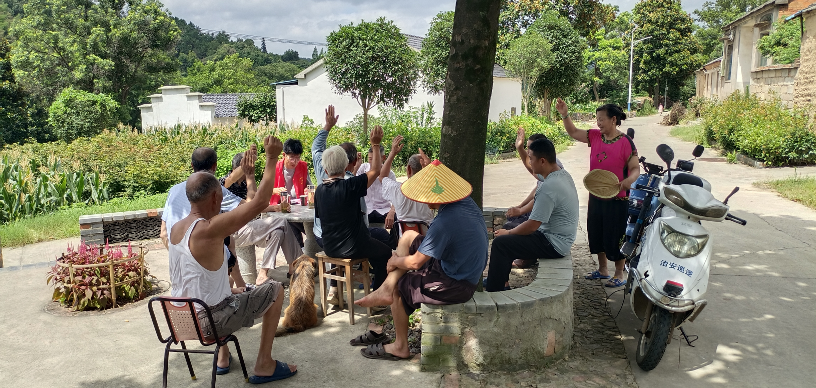 包片村干部到村民组召开“板凳会”，听取民意