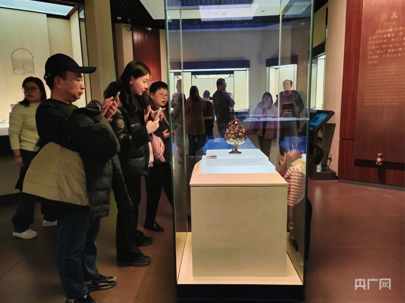 在河北博物院,游客打卡错金铜博山炉(央广网见习记者 姜丽丽 摄)