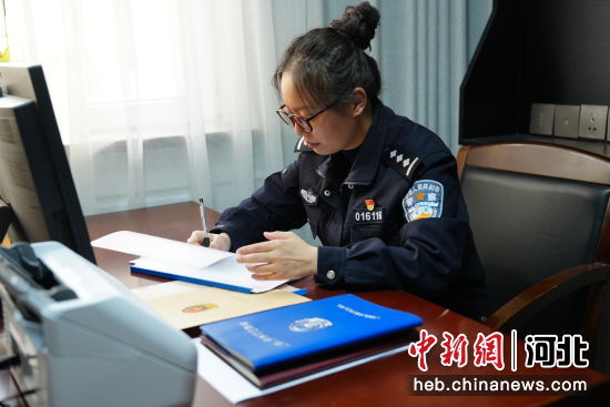 图为石家庄铁路公安处石家庄北站派出所民警整理站区建设文件 陈增凯摄