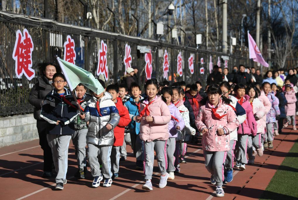 在北京市海淀区中关村第二小学（华清校区），学生参与“阳光跑”活动。新华社记者 任超 摄
