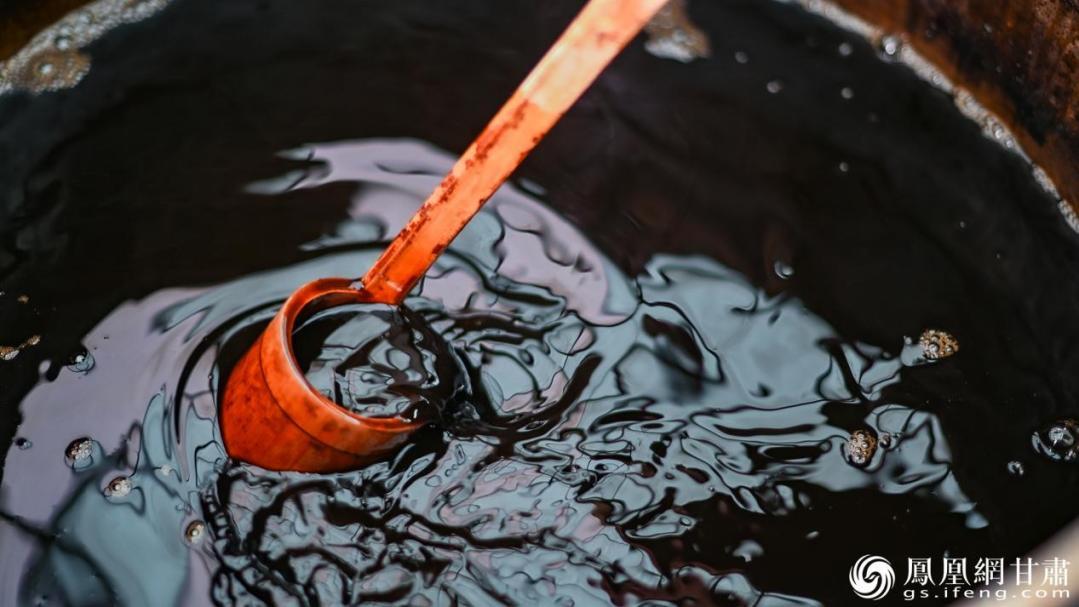 高温熏制的醋呈现自然的黑紫色,饱含谷物精华。