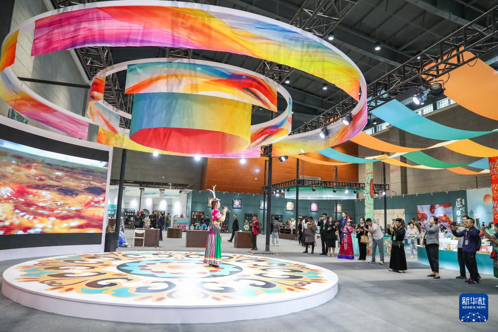 2024年9月21日,与会嘉宾在第七届丝绸之路(敦煌)国际文化博览会上参观。新华社记者 郎兵兵 摄