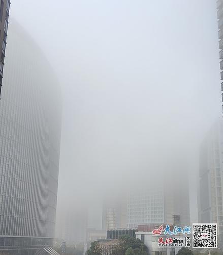 2月16日早晨,南昌出现大雾天气,能见度下降,建筑若隐若现。