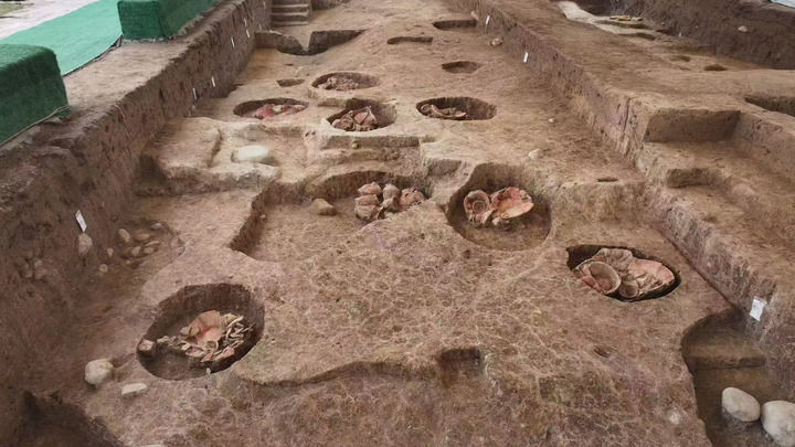 浙江仙居县下汤遗址北区人工土台及器物坑