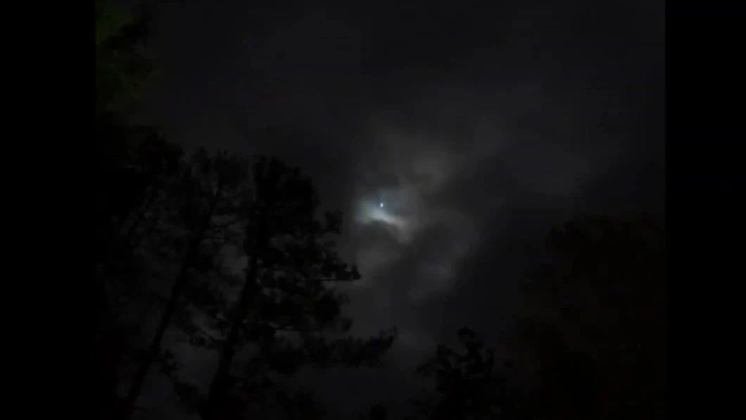 多云的夜晚！但月依旧好看，真美