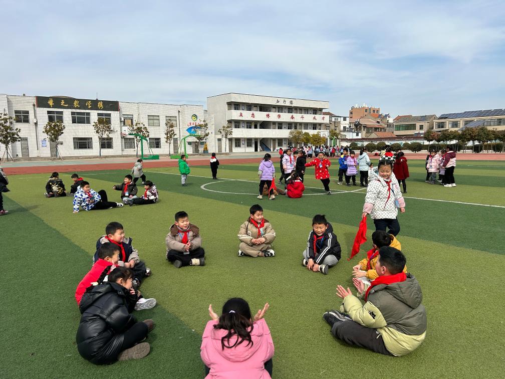 2月17日，江苏省盐城市阜宁县东沟中心小学学生在进行课间活动。（受访者供图）