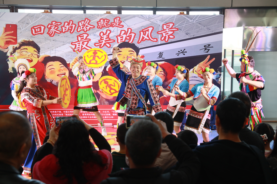 高山族拉手舞深深吸引了旅客朋友的目光。（陈明 摄）