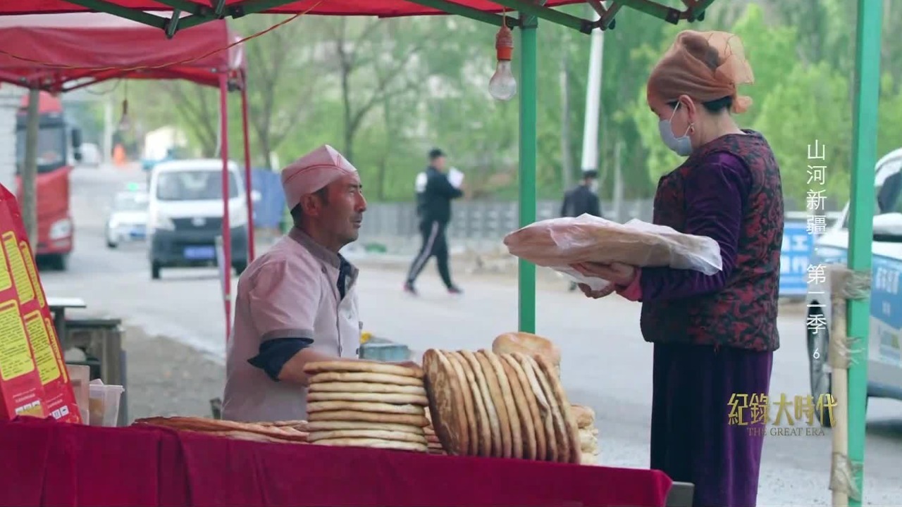 如何保证库车大馕的原汁原味？他坚持传统手艺，用本地湿木柴给馕坑加热