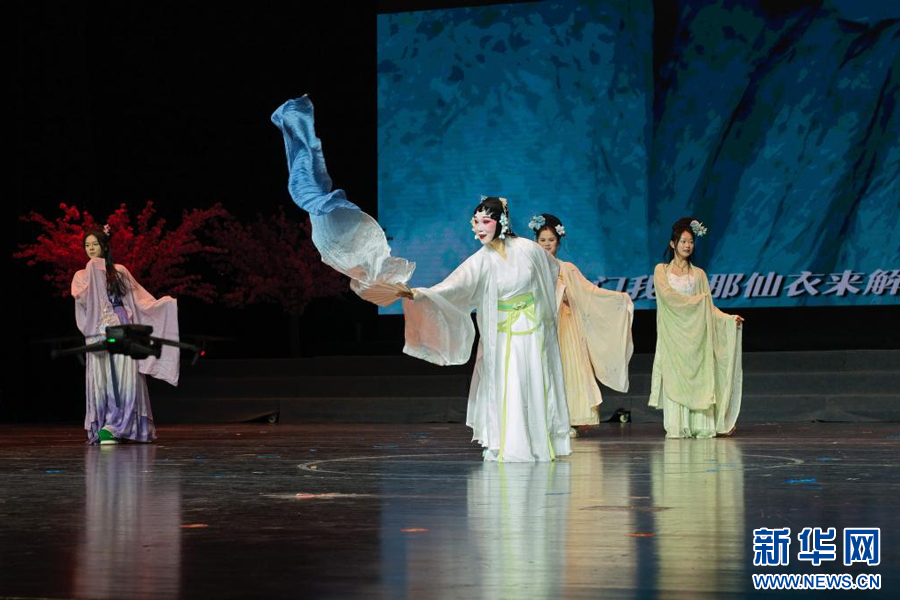 根据武宁采茶戏唱腔改编的陶渊明《饮酒》。新华网发 邓京丽 摄