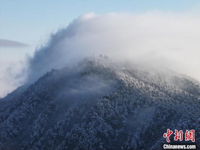 图为18日清晨8时许，江西庐山雪霁初晴，同时出现日晕与瀑布云的壮美气象景观。胡晓山 摄