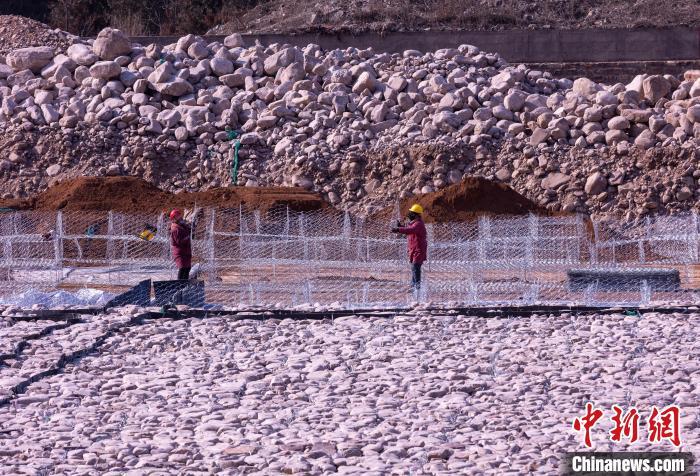 图为武安市活水乡北洺河段，施工人员正在进行宾格石笼作业。 李树锋 摄