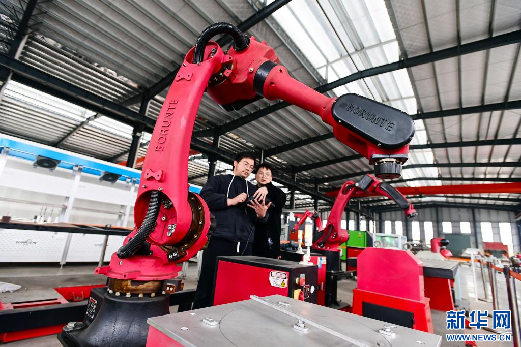 近日，位于江西省万载县工业园区的龙恩智能装备有限公司生产车间里，工人在对机器臂订单进行系统编程。新华网发 邓龙华 摄