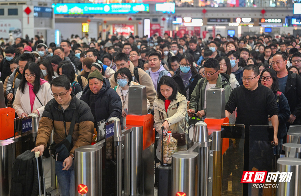 2025年春运期间，长沙南站管内18个高铁站累计完成旅客发送量 1065万人次。