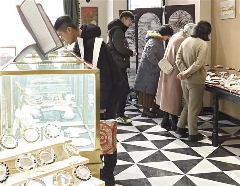 顾客光临水晶门店